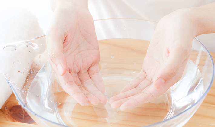 おでこ乾燥に有効な洗顔をする女性の手
