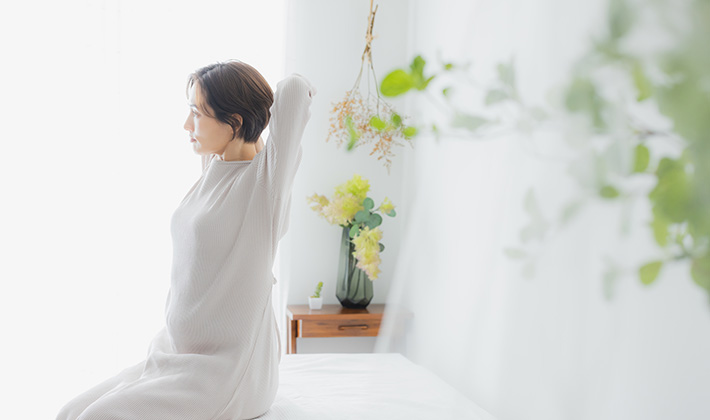 肌のカサカサ原因を考える女性