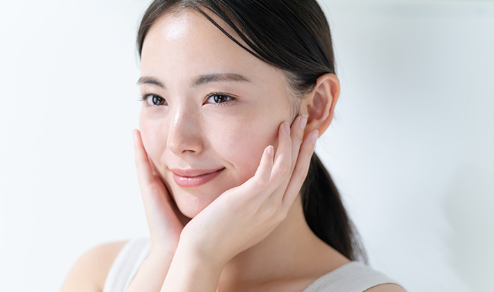 目尻のくすみを改善し、満足している女性