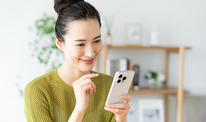 くすみを取る方法について検索する40代女性