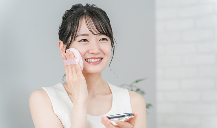 フェイスパウダーの使い方とは?役割や選ぶときのポイントも解説