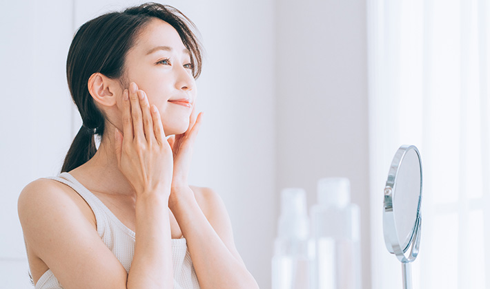 ゆらぎ肌改善ケアをする女性