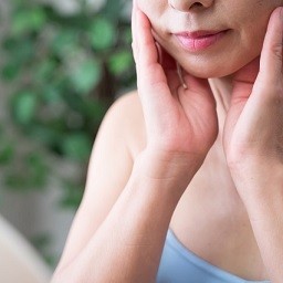 どうして顔がくすむの くすみ肌になる6つの原因とセルフケア方法 お役立ちコラム 基礎化粧品ドモホルンリンクル
