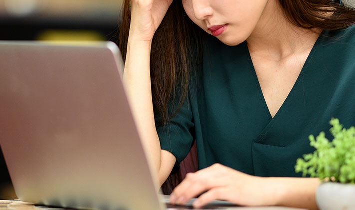 ゴルゴラインに悩む女性
