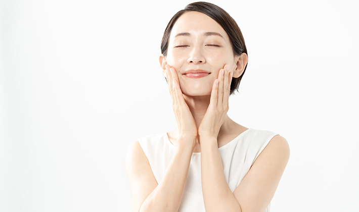 ゴルゴラインを消すためマッサージをする女性