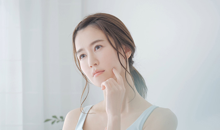 肌荒れに悩む女性