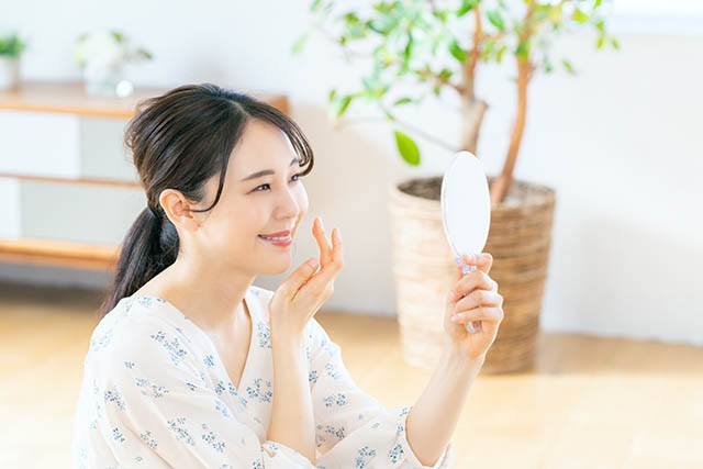 肌荒れを気にする女性