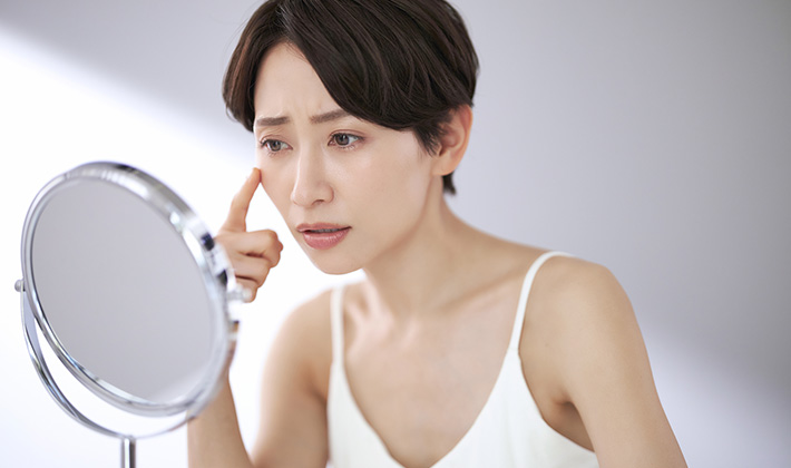 目の下のクマ 原因に悩む女性