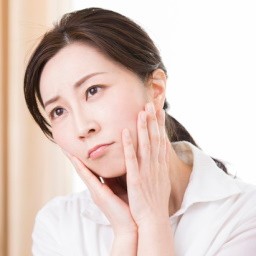 顔のテカリは脂性肌のせい オイリー肌になる3つの原因と改善方法 お役立ちコラム 基礎化粧品ドモホルンリンクル