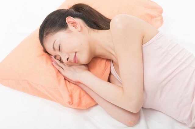 首のシワを目立たせなくするためには枕が効果的？
