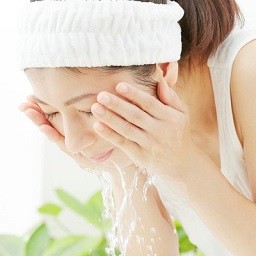 毛穴の開きや黒ずみを改善 Ng毛穴ケアと正しい洗顔方法をご紹介 お役立ちコラム 基礎化粧品ドモホルンリンクル