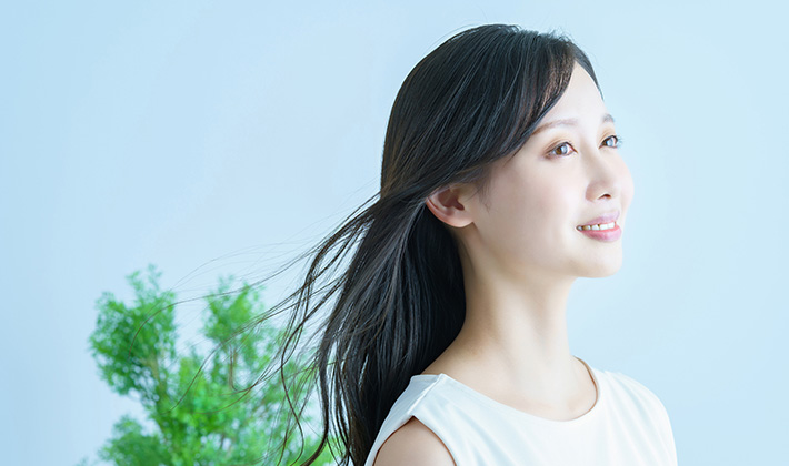 ツヤ肌になる秘訣とは?テカリ肌との違いやスキンケア・メイク方法を紹介