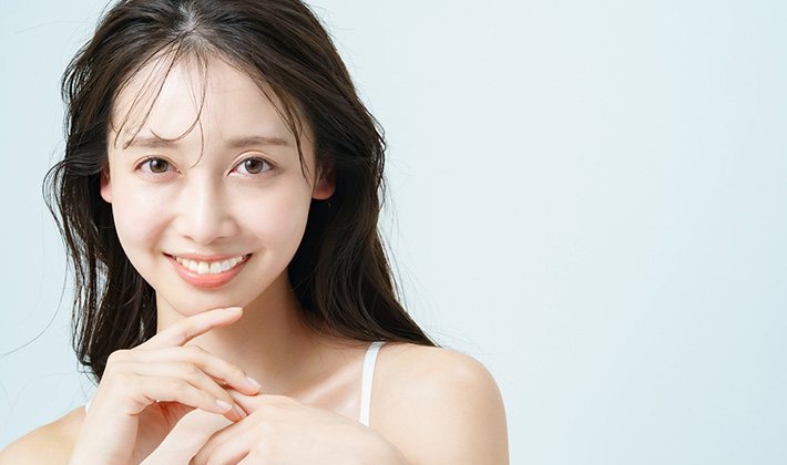 ツヤ肌で微笑む女性