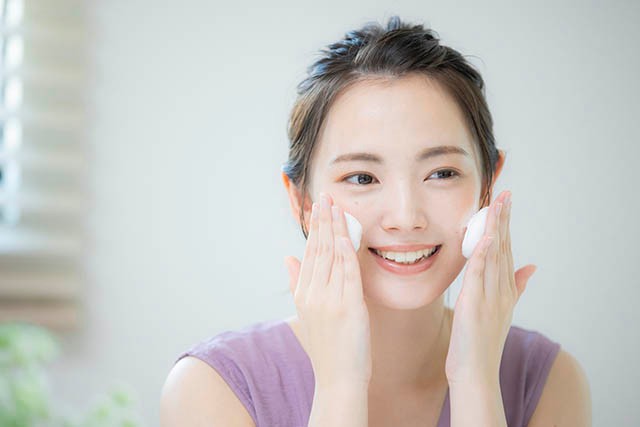 肌 ゴワゴワ防止に泡洗顔する女性