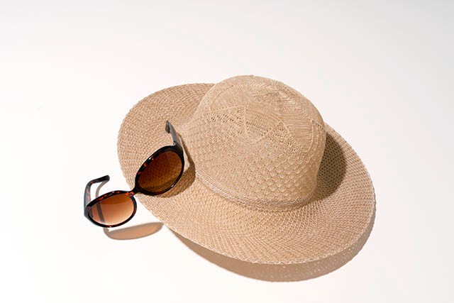 日焼け予防の麦わら帽子とサングラス