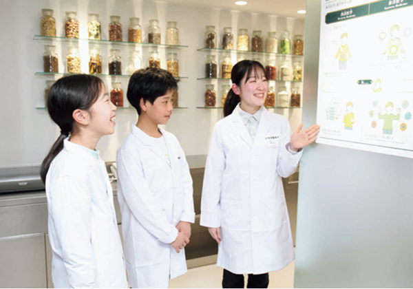 子どもたちが漢方に関する内容を見ている画像