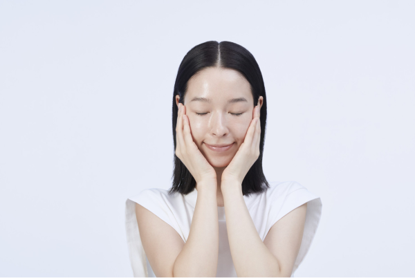 手のひら全体を使って「顔にふたをする」ように押さえ込みましょう。