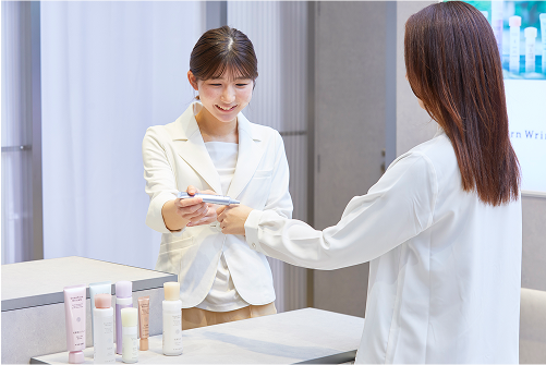 商品を試す様子
