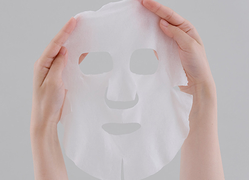 �}�X�N����Ɏ����Ă���l�q