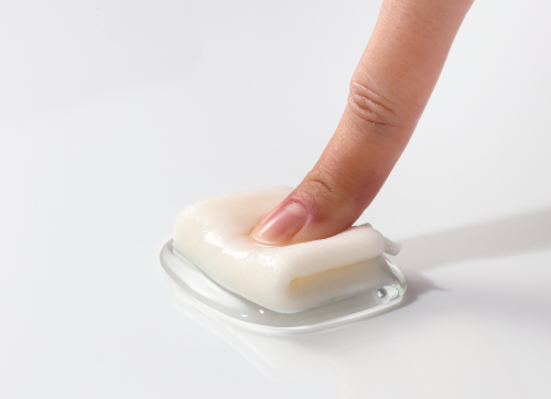 �܂肽���񂾃}�X�N���w�ŉ����Ă���l�q