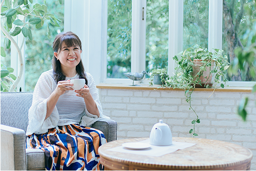 ティーカップを手に持つ山田様の写真