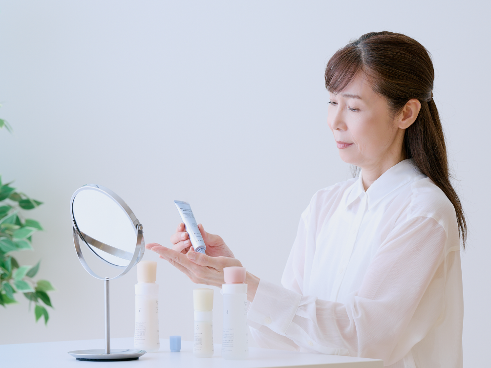 【ドモ歴26年】還暦間近の社員に聞いた!「年齢に負けない肌」の秘訣