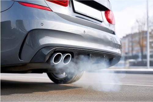 車から排気ガスが出ている様子