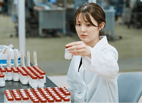 �����J�������{�g������Ɏ����Ă���l�q