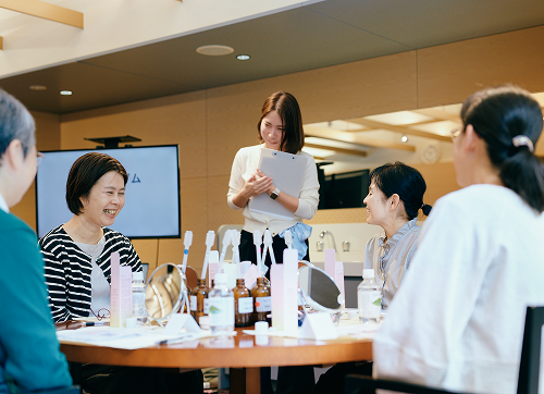 ���q�l�B���𗬉�ŏ��i���������l�q