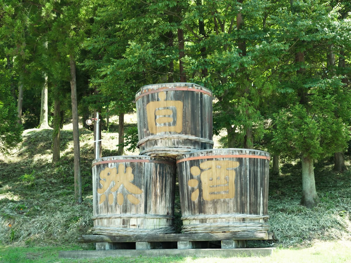 蔵の入口に置かれた『自然酒』と書かれた巨大な木桶が、酒蔵を訪れる人を迎え入れる。