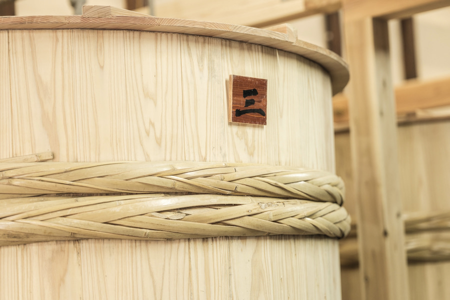 この土地で育てた杉材で製作した醸造用の木桶は、毎年一つ造り、年々数を増やしている。