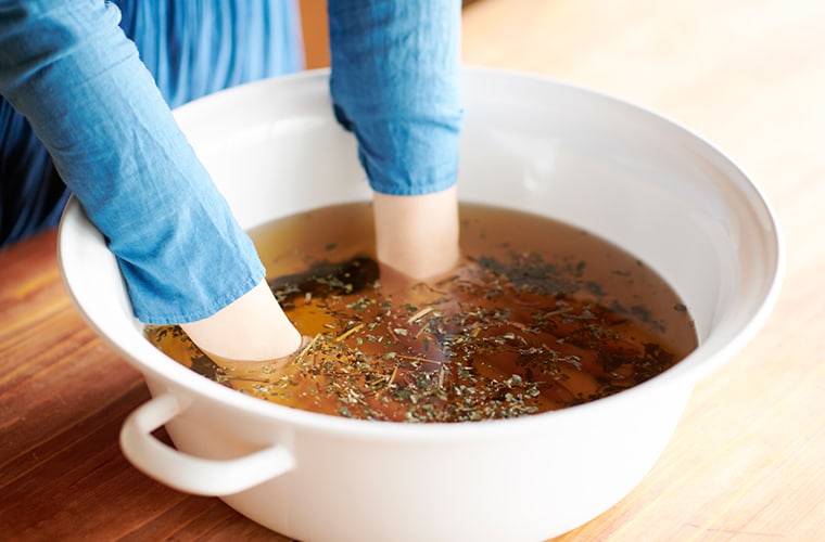 蒸気が出なくなりお湯が冷めたら、手や足を浸けて末端から温める。
