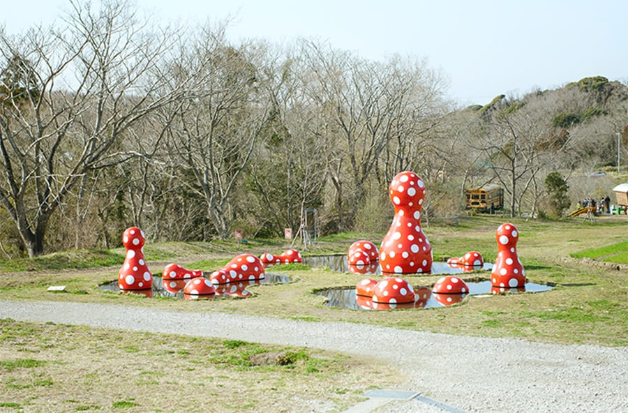 OɏݓWĂ鑐Ԝ\̃A[giuVȂԂւ̓WvB2016N / Courtesy of Ota Fine Arts / ? Yayoi Kusama