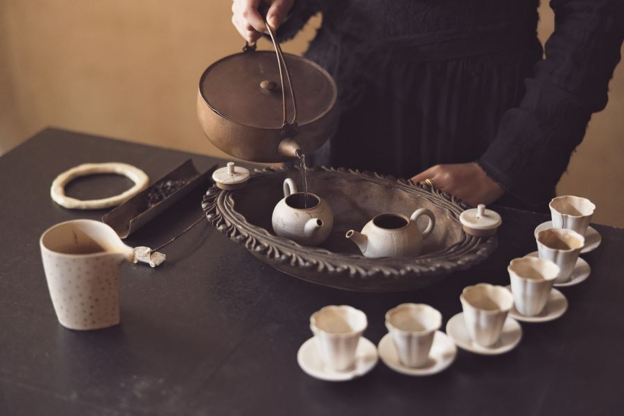 茶壷を二つ使用してお茶をいれるのは、溝口さんオリジナルの所作。