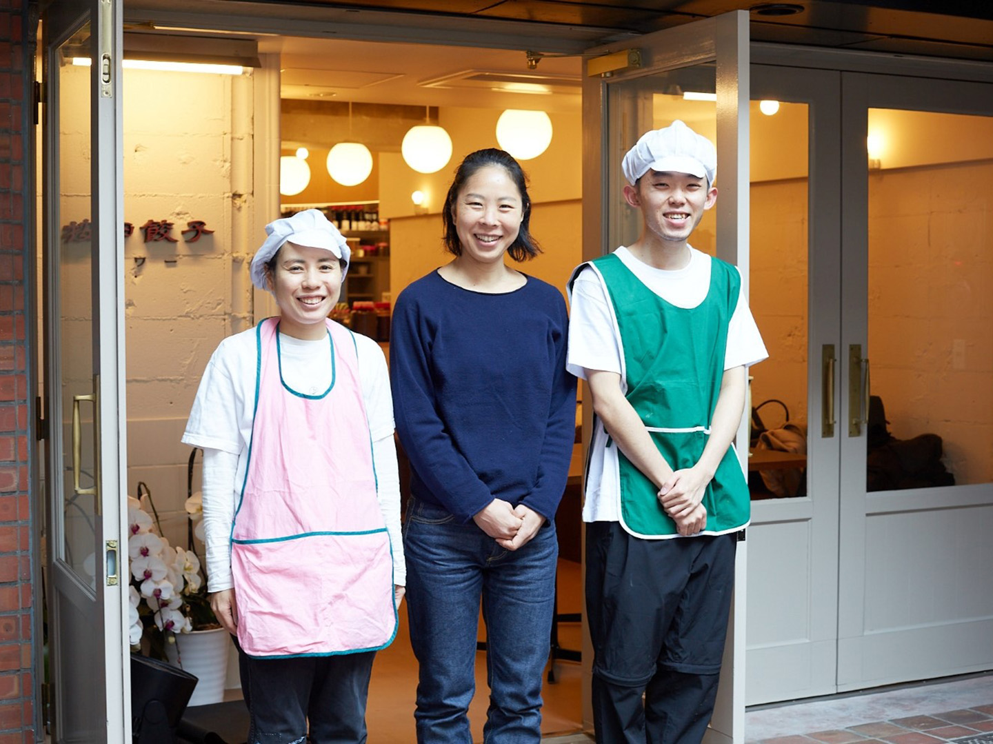 『按田餃子』のユニフォームは、共同オーナーである写真家・鈴木陽介さんの義理のお母さんの手づくり。「誰が着てもオシャレに見えすぎないデザイン」に、あえてしているそう。