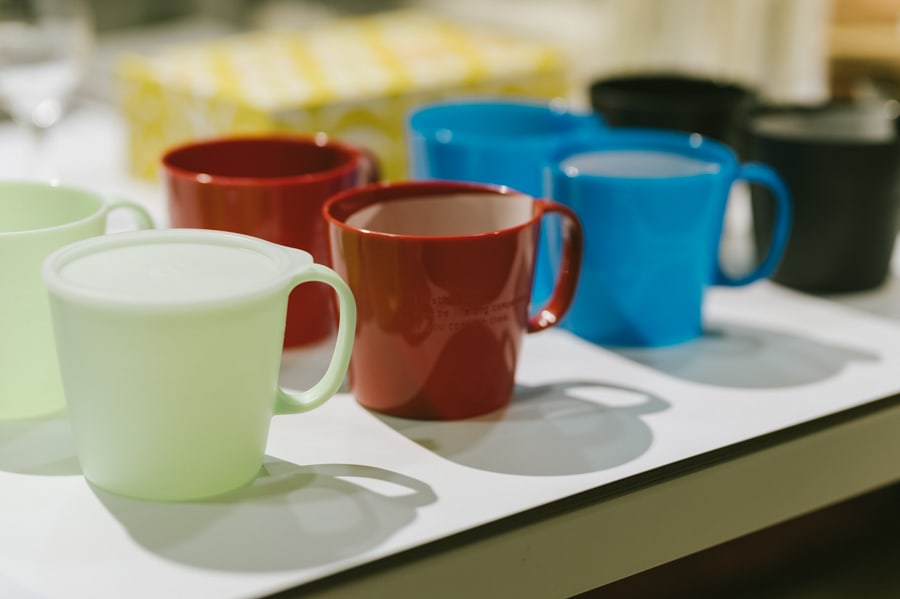 捨てられないプラスチック製品を目指した「Long Life Plastic Project」のマグカップは、植物由来の原料を使用。「茶人が器に対して釉薬の表情を
