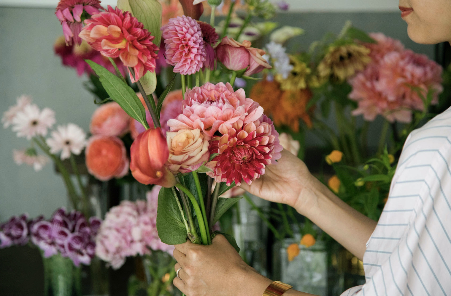 前田さんがオーナーを務めるフラワーショップ『NUR』では、「1輪でも飾って楽しめるような花」を中心にセレクト。