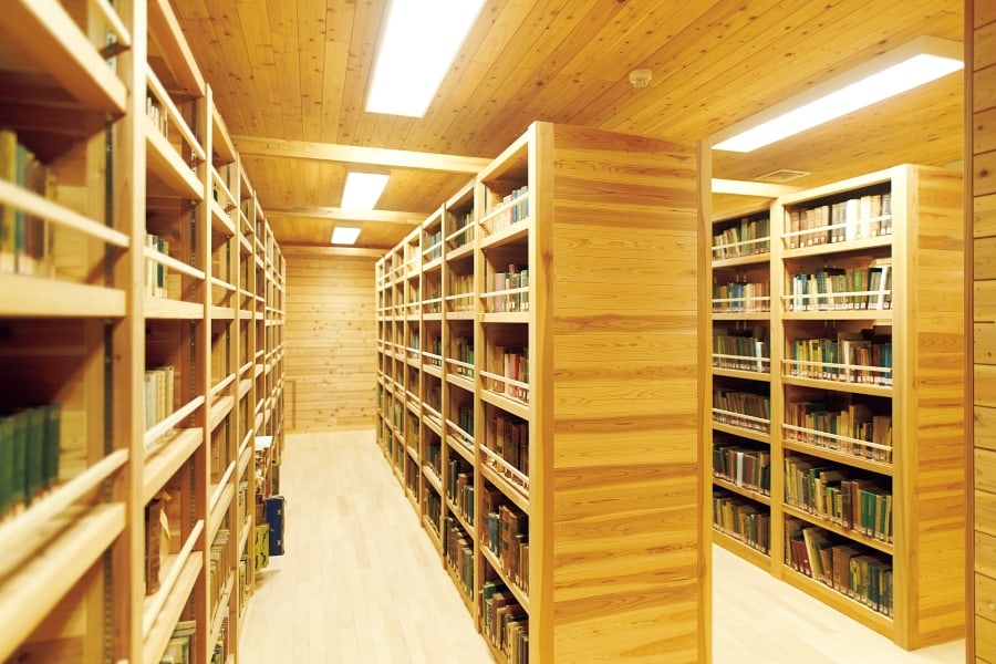 牧野文庫では博士の蔵書約4万5,000冊を所蔵。植物が出てくる書物を多岐にわたった分野で網羅しており、研究に役立てられている。