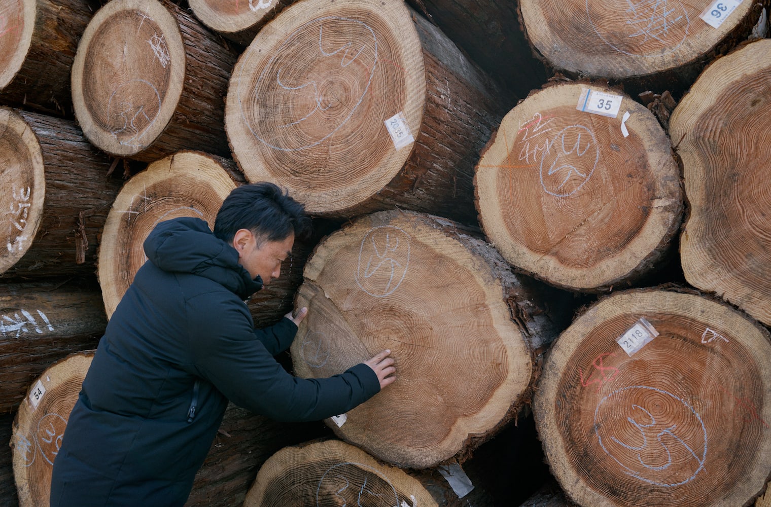 小国杉について解説する俊輔さん。「製造業といわれることもありますが、林業だと思っています」