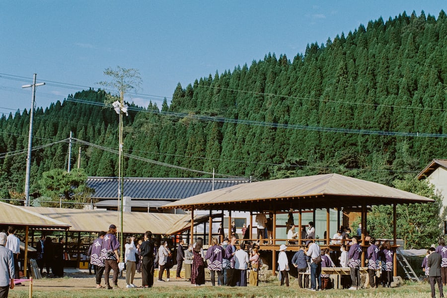 竹の熊集落に建設した『喫茶竹の熊』の上棟式には、大勢の地域住民が集まった。地元の子どもたちも参加し、大人にまじって体験することで、風土愛が育まれる。