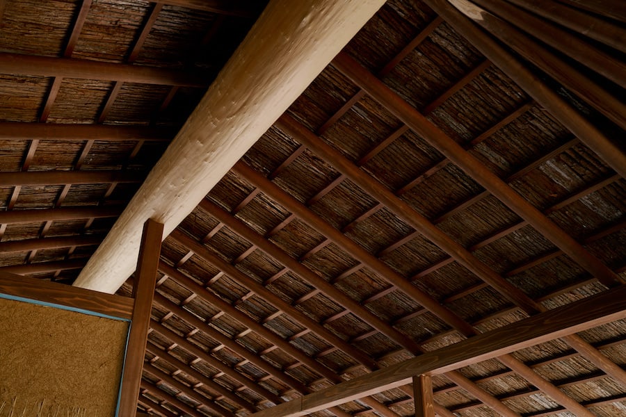 親子三代が守り育てたスギは、穴井夫妻が手がけた『喫茶竹の熊』の屋根を支える梁に用いた。スギ皮は屋根の下地に。
