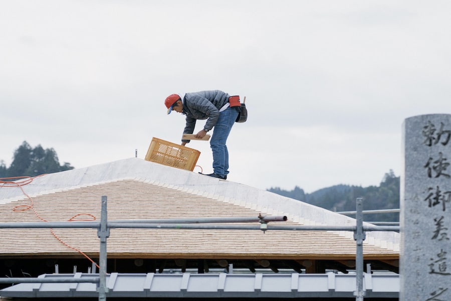地元に暮らす16歳の少年も、大工から手ほどきを受け、屋根のこけらを葺く作業にとりかかる。