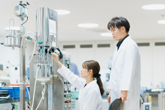 再春館製薬所 研究室