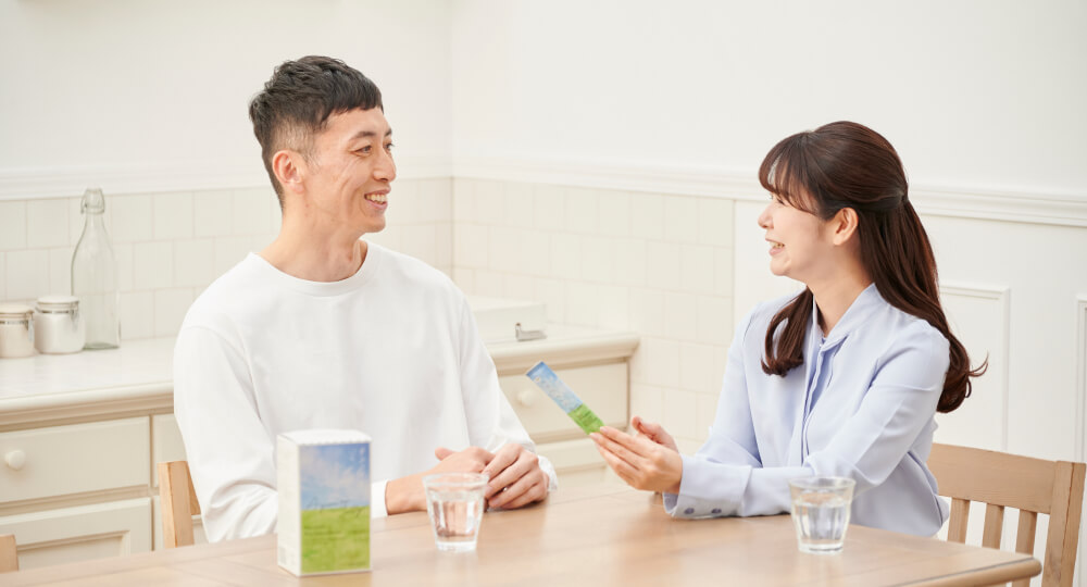 歩みのゼリーについてお客様とお話ししている写真