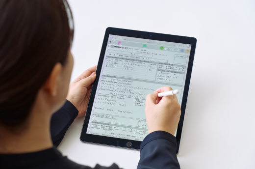 お客様の情報をタブレットで管理している様子