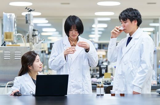 製品を確認するスタッフ