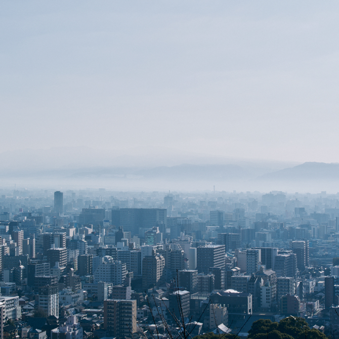 空と都会のビル群の景色