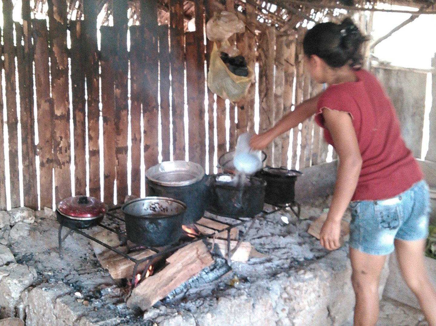 訪れたペルーの集落にある台所の様子（按田さん提供）。